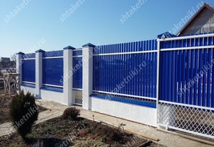 Фото забора из синего штакетника в Кирове